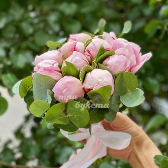 Букет невесты из кустовых роз и фрезий «В объятиях»